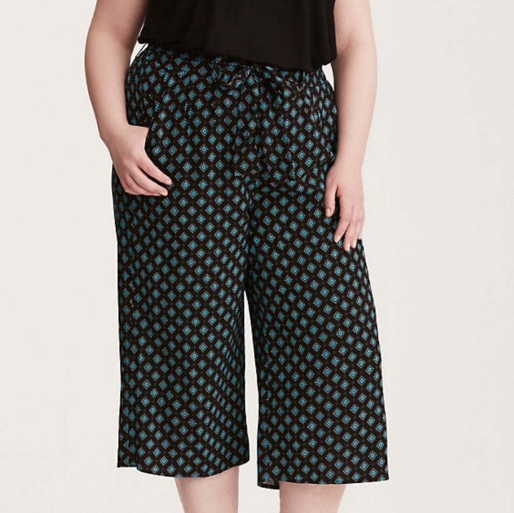TILE PRINT WIDE LEG CROPPED PANTS